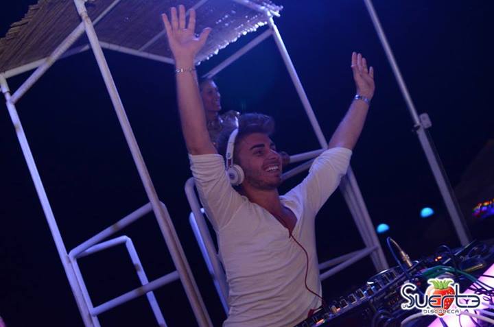 Gianluca a braccia alzate in consolle